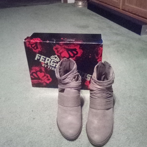 I can't wear 3-in heels anymore I wore them twice they're still in the box - Picture 2 of 4